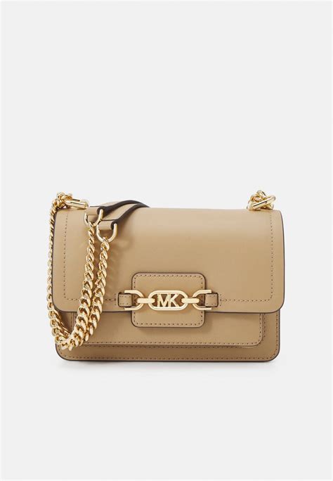 sac bandoulière camel michael kors|Sac pochette signature Camel .